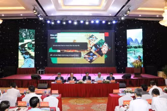 Phó giáo sư, Tiến sĩ Đoàn Minh Huấn, Ủy viên Trung ương Đảng, Bí thư Tỉnh ủy Ninh Bình điều hành tại phiên thứ nhất của hội thảo. (Ảnh: Đức Phương)