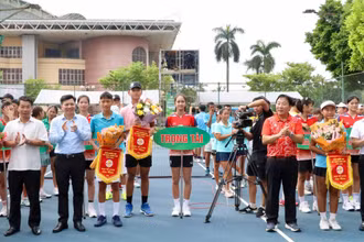 Ban Tổ chức trao hoa và cờ lưu niệm cho các đội tuyển tham gia giải.