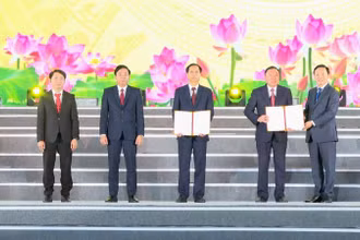 Tại buổi Lễ, Phó Thủ tướng Chính phủ Trần Hồng Hà trao Nghị quyết của Ủy ban Thường vụ Quốc hội về việc sắp xếp đơn vị hành chính cấp huyện, cấp xã tỉnh Ninh Bình giai đoạn 2023-2025 và Quyết định của Thủ tướng Chính phủ công nhận thành phố Hoa Lư đạt tiêu chí đô thị loại I cho lãnh đạo thành phố Hoa Lư. 