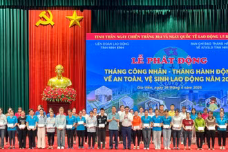 Lãnh đạo tỉnh Ninh Bình trao quà cho các công nhân lao động tại buổi lễ.