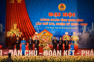 Đồng chí Nguyễn Đình Khang, Ủy viên Trung ương Đảng, Chủ tịch Tổng Liên đoàn lao động Việt Nam tặng hoa chúc mừng đại hội. (Ảnh: Nguyễn Trường)