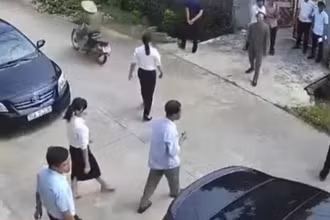 Ông N.T.D. đã xưng "mày-tao" sau khi kết thúc công việc và trên đường ra xe. (Ảnh cắt từ clip)