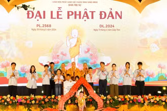 Dịp này, Ban Trị sự Giáo hội Phật giáo Việt Nam tỉnh Ninh Bình trao quà cho 100 em học sinh có hoàn cảnh khó khăn trên địa bàn huyện Gia Viễn, mỗi suất quà trị giá 1 triệu đồng.
