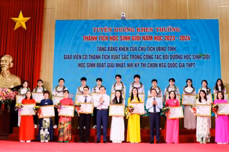 Đồng chí Bí thư Tỉnh ủy Đoàn Minh Huấn và đồng chí Chủ tịch Ủy ban nhân dân tỉnh Phạm Quang Ngọc trao Bằng khen của Ủy ban nhân dân tỉnh Ninh Bình cho các thầy, cô giáo có thành tích xuất sắc trong công tác bồi dưỡng học sinh giỏi và học sinh đoạt giải Nhất, Nhì trong Kỳ thi chọn học sinh giỏi quốc gia THPT năm học 2023-2024.