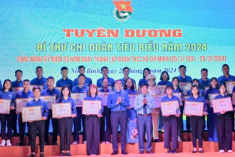 Lãnh đạo Ban Dân vận Tỉnh ủy và Tỉnh đoàn Ninh Bình trao bằng khen cho các đồng chí Bí thư Chi đoàn tiêu biểu năm 2024. (Ảnh: TRƯỜNG GIANG)