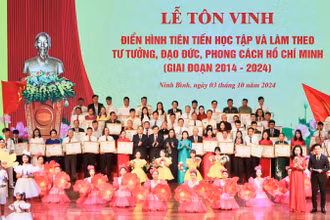 21 tập thể, 44 cá nhân điển hình tiên tiến được tôn vinh và biểu dương tại buổi lễ.
