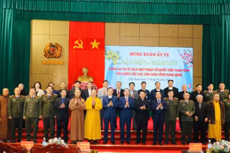 Đã thành thông lệ, cứ mỗi dịp Tết đến, Xuân về, Công an và Ủy ban Mặt trận Tổ quốc Việt Nam tỉnh Ninh Bình long trọng tổ chức gặp mặt, giao lưu với các vị chức sắc tôn giáo trên địa bàn tỉnh.