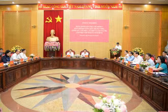 Đoàn khảo sát làm việc với Tỉnh ủy Ninh Bình về tổng kết nội dung 4 về lĩnh vực văn hóa-xã hội và con người. (Ảnh: TRƯỜNG GIANG)