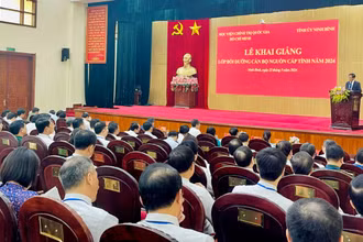 Lớp học là cơ hội để các đồng chí học viên được tiếp cận với những thông tin mới, tiếp thu kiến thức, kinh nghiệm thực tiễn về kỹ năng lãnh đạo, quản lý, giúp cho các đồng chí vận dụng và tổ chức thực hiện tốt hơn nhiệm vụ được giao. 