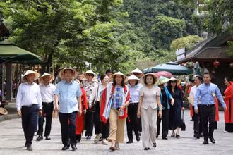 Phó Chủ tịch Quốc hội Nguyễn Thị Thanh hy vọng Tràng An sẽ để lại nhiều ấn tượng sâu sắc cho đoàn công tác. (Ảnh: ĐỨC PHƯƠNG)