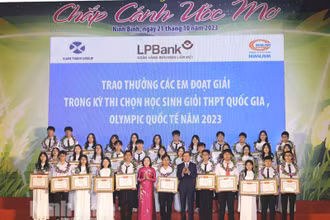 Đồng chí Nguyễn Thị Thanh, Ủy viên Trung ương Đảng, Ủy viên Ủy ban Thường vụ Quốc hội, Trưởng Ban Công tác đại biểu Quốc hội, Phó Trưởng Ban Tổ chức Trung ương, nguyên Bí thư Tỉnh ủy Ninh Bình và đồng chí Đoàn Minh Huân, Ủy viên Trung ương Đảng, Bí thư Tỉnh ủy Ninh Bình trao phần thưởng tại chương trình "Chắp cánh ước mơ" lần thứ 13. (Ảnh: Báo Ninh Bình)