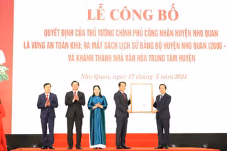 Lễ công bố Quyết định của Thủ tướng Chính phủ công nhận huyện Nho Quan thuộc tỉnh Ninh Bình là Vùng An toàn khu trong thời kỳ kháng chiến chống thực dân Pháp và chống đế quốc Mỹ. Ảnh: Đức Phương.