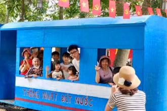 Du khách thích thú với các hoạt động trải nghiệm tại Khu du lịch sinh thái Thung Nham, tỉnh Ninh Bình.