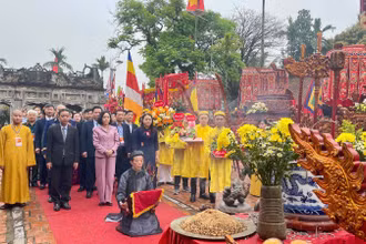 Các đại biểu dâng hương tri ân, tưởng nhớ, kỷ niệm 960 năm ngày sinh Đức Thánh Nguyễn (1065-2025) tại Ninh Bình.