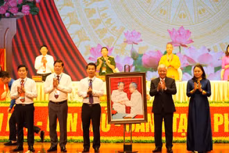 Lãnh đạo Ủy ban Trung ương MTTQ Việt Nam tặng hoa chúc mừng Đại hội. (Ảnh: Trường GIang)