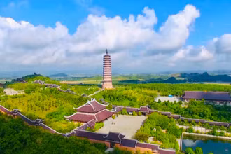 Chùa Bái Đính, tỉnh Ninh Bình là một quần thể chùa lớn với nhiều kỷ lục châu Á và Việt Nam.