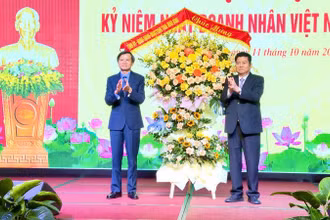 Đồng chí Đoàn Minh Huấn, Ủy viên Trung ương Đảng, Bí thư Tỉnh ủy Ninh Bình tặng hoa chúc mừng Hiệp hội Doanh nghiệp tỉnh Ninh Bình 