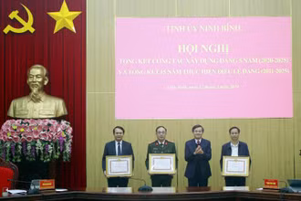 Bí thư Tỉnh ủy Đoàn Minh Huấn trao Bằng khen của Ban Thường vụ Tỉnh ủy cho các đảng bộ đạt tiêu chuẩn "Hoàn thành xuất sắc nhiệm vụ" tiêu biểu năm 2023. (Ảnh: Hải Yến)