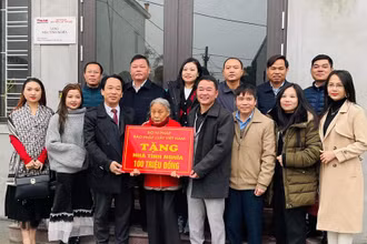 Những ngôi nhà tình nghĩa được hoàn thành và trao tặng trước dịp Tết Nguyên đán nguồn động viên, khích lệ lớn đối với những gia đình có hoàn cảnh đặc biệt khó khăn. (Ảnh: Đinh Nhung)