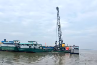 Khởi công khai thác cát. (Ảnh: HỮU NGHĨA)