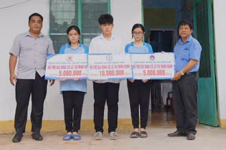 Đại diện Trường đại học Đồng Tháp hỗ trợ gia đình cô Lê Thị Minh Hạnh.