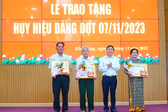 Thường trực Tỉnh ủy Đồng Tháp trao Huy hiệu 60 năm tuổi Đảng.