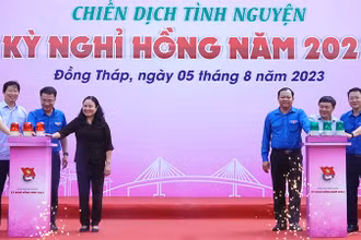 Đại biểu thực hiện nghi thức phát động các hoạt động tại Chiến dịch tình nguyện Kỳ nghỉ hồng năm 2023.