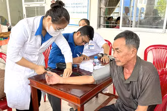 Các y, bác sĩ tình nguyện khám bệnh miễn phí cho người dân xã Phú Điền, huyện Tháp Mười.