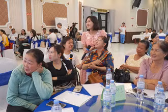 Học viên tham gia tập huấn theo hình thức thảo luận, làm việc nhóm. (Ảnh: HỮU NGHĨA)