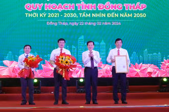 Phó Thủ tướng Lê Minh Khái trao Quyết định của Thủ tướng Chính phủ về công tác Quy hoạch tỉnh Đồng Tháp thời kỳ 2021-2030, tầm nhìn đến năm 2050 cho lãnh đạo tỉnh. Ảnh: HỮU NGHĨA