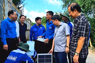 Các chiến sĩ tình nguyện thực hiện lắp trụ đèn chiếu sáng của công trình “Thắp sáng đường quê”.