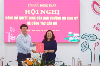 Bí thư Tỉnh ủy Đồng Tháp Lê Quốc Phong trao quyết định chuẩn y kết quả bầu cử cho đồng chí Trần Thị Quý.