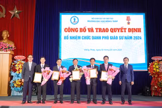 Trao quyết định bổ nhiệm chức danh Phó giáo sư năm 2024. (Ảnh: HỮU NGHĨA)