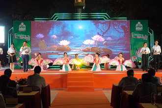 Học sinh Trường Trung học cơ sở Thống Linh, thành phố Cao lãnh biểu diễn tiết mục hát múa chào mừng Ngày sách và văn hóa đọc.