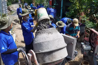 Chiến sĩ tình nguyện Mùa hè xanh của Trường đại học Bách khoa (Đại học Quốc gia Thành phố Hồ Chí Minh) tham gia làm đường tại huyện Tân Hồng, tỉnh Đồng Tháp. (Ảnh: HỮU NGHĨA)