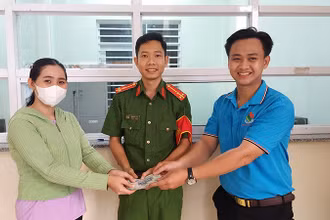 Công an phường 6 và anh Nguyễn Minh Toàn bàn giao lại chiếc ví cho chị Lê Thị Huỳnh Oanh.