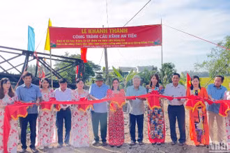 Nghi thức cắt băng khánh thành và đưa vào sử dụng cầu kênh An Tiến.
