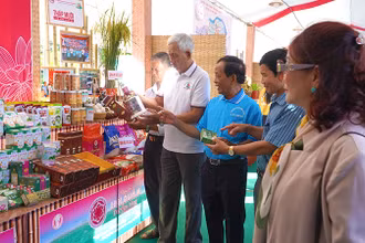 Gian hàng của huyện Tháp Mười thu hút khách khi có nhiều sản phẩm OCOP bắt mắt. (Ảnh: HỮU NGHĨA)