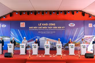 Đại biểu thực hiện nghi thức khởi công.