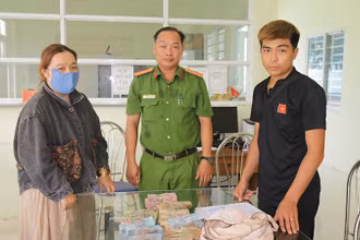 Anh Nguyễn Thanh Duy nhận lại số tiền để quên. (Ảnh: Công an Đồng Tháp)