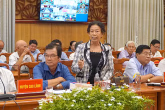 Một nông dân huyện Cao Lãnh phản ánh về đường nông thôn, vấn đề ô nhiễm môi trường. (Ảnh: HỮU NGHĨA)