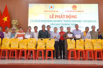 Đại diện 20 hộ gia đình chính sách có hoàn cảnh khó khăn ở huyện Tân Hồng nhận quà với mỗi suất 2 triệu đồng tiền mặt. (Ảnh: HỮU NGHĨA)