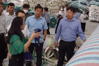 Bí thư Tỉnh ủy Đồng Tháp Lê Quốc Phong khảo sát tại Công ty Trách nhiệm hữu hạn Khải Phát Việt Nam tại Khu công nghiệp sông hậu, huyện Lai Vung, tỉnh Đồng Tháp. (Ảnh: HỮU NGHĨA)