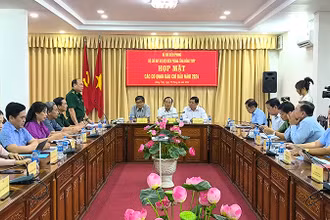 Đại tá Nguyễn Văn Minh, Chính ủy Bộ Chỉ huy Bộ đội Biên phòng tỉnh Đồng Tháp phát biểu tại hội nghị. Ảnh: HỮU NGHĨA