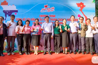 Các đại biểu tham dự lễ vui mừng “Đưa đàn Sếu trở về”. (Ảnh: Ban tổ chức cung cấp)