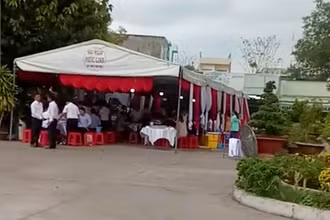Thông tin được đăng trên mạng xã hội về việc bệnh viện tổ chức hát karaoke tại bệnh viện, khiến nhiều người hiểu lầm là tổ chức tại khu điều trị. (Ảnh cắt từ clip)