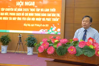 Giám đốc Học viện Chính trị khu vực II Nguyễn Quốc Dũng trình bày chuyên đề. (Ảnh: HỮU NGHĨA)