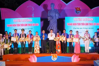 Ủy viên Trung ương Đảng, Bí thư Tỉnh ủy Đồng Tháp Lê Quốc Phong và Bí thư Tỉnh đoàn tặng Giải thưởng “Gương mặt trẻ tiêu biểu đất sen hồng”.