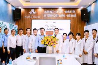 Bí thư Tỉnh ủy Đồng Tháp Lê Quốc Phong cùng lãnh đạo thành phố Sa Đéc tặng hoa chúc mừng Nha khoa Phương Thành. (Ảnh: K.NH)