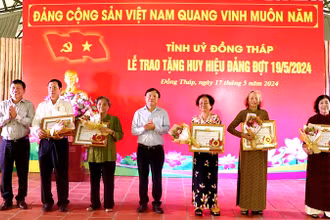 Phó Bí thư Thường trực Tỉnh ủy Đồng Tháp Phan Văn Thắng trao Huy hiệu 55 năm tuổi Đảng cho các đảng viên.